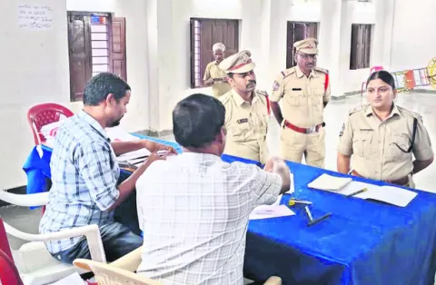 అనుమానాస్పద వ్యక్తులపై నిఘా పెట్టండి 