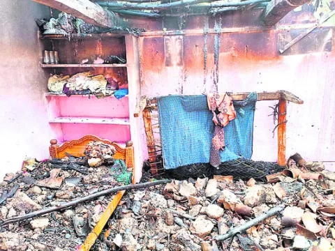 షార్ట్‌ సర్క్యూట్‌తో పెంకుటిల్లు దగ్ధం