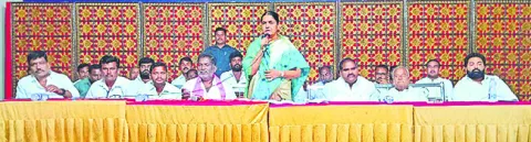 ఎన్నికల్లో సమష్టిగా పనిచేయండి 