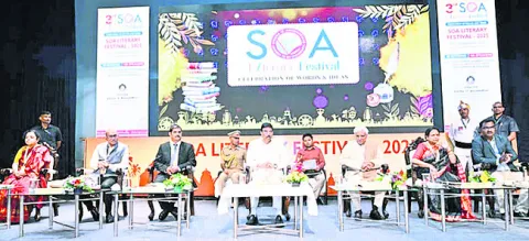 సాహిత్యంతో జీవితావిష్కరణ