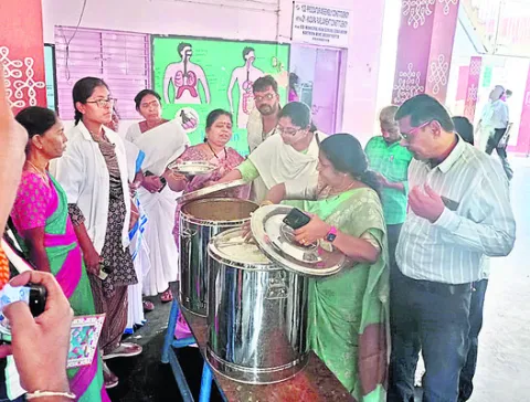 అస్వస్థతకు గురైన  విద్యార్థులకు వైద్య పరీక్షలు 