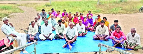 సచివాలయం ఎదుట టీడీపీ సానుభూతిపరుల ధర్నా