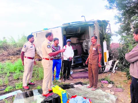 కర్ణాటక ఆర్టీసీ బస్సు బోల్తా 