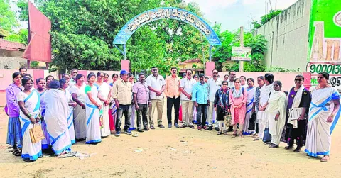మహిళా ఉద్యోగులను వేధించడం సరికాదు 