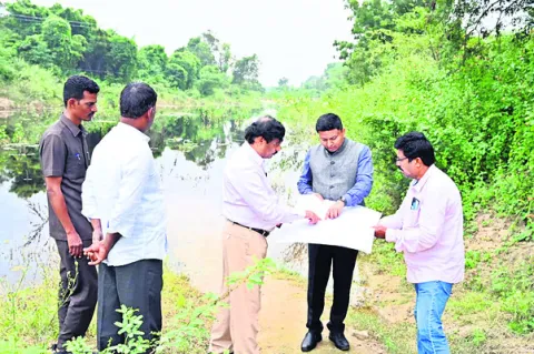 నీటి వృథాను అరికట్టి చెరువులు నింపాలి