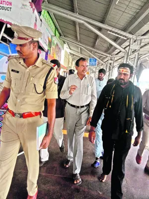 రైల్వేస్టేషన్‌ సమీపంలో బెల్టుషాపులు తొలగించండి