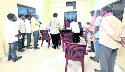 వెల్లువెత్తిన నామినేషన్లు