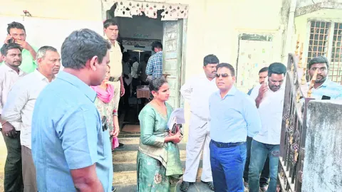 నామినేషన్‌ కేంద్రాల్లో పరిశీలన
