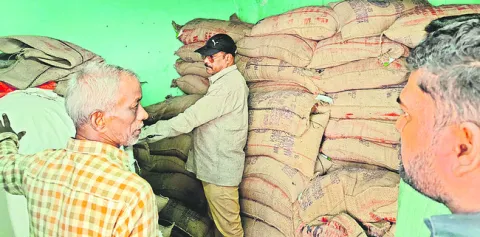 రేషన్‌ షాపులపై విజిలెన్స్‌ దాడులు