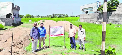 అధికారులు సూచికలు ఏర్పాటు చేసినా... 