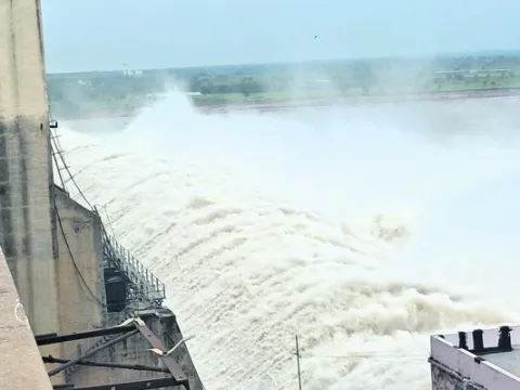 కొనసాగుతున్న నీటి విడుదల 