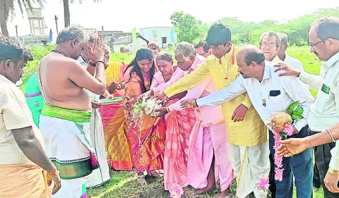 శాస్త్రోక్తంగా ఆళ్వార్ల మందిరా నిర్మాణానికి పూజలు 