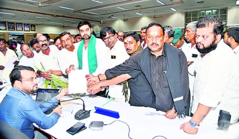 తుఫాన్‌ బాధిత రైతులను ఆదుకోవాలి 