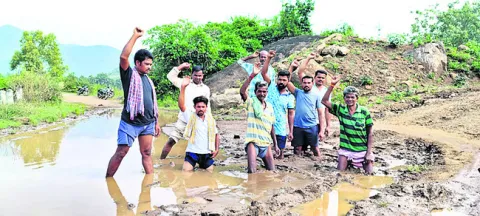బురదలో దిగి గిరిజనుల వినూత్న నిరసన 