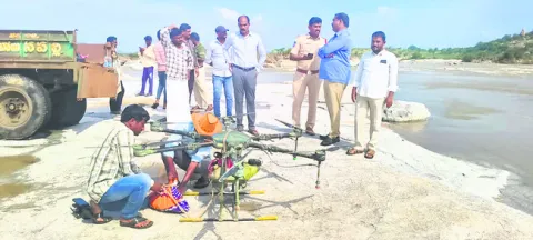 దుందుభి వాగులో చిక్కుకున్న గొర్రెలకాపరులు