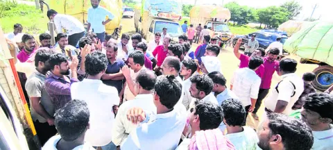 పత్తి కొనుగోళ్లలో కొర్రీలు.. రైతుల నిరసన