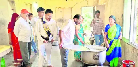 విద్యార్థులు ఆత్మవిశ్వాసంతో ముందుకు సాగాలి