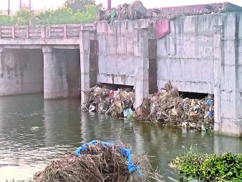 కళ్లకు కట్టిన నిర్లక్ష్యం