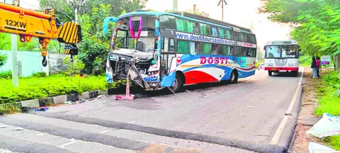 రెండు బస్సులు ఢీ.. ప్రయాణికులు సురక్షితం 
