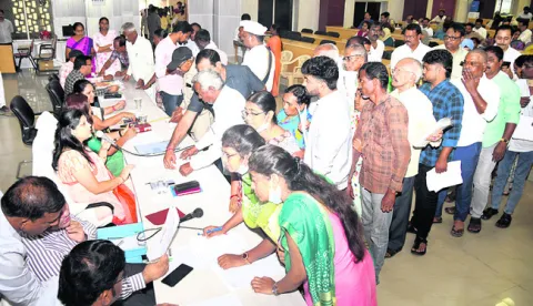 అర్జీదారుల జాతర.. వినతుల వరద