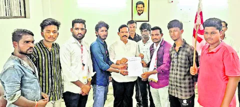 ఉపకార వేతనాలు విడుదల చేయాలి