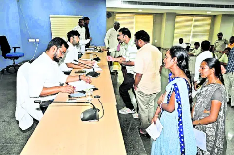 దరఖాస్తులు వెంటనే పరిష్కరించాలి