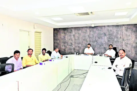 చేప పిల్లల పంపిణీ పారదర్శకంగా చేపట్టాలి