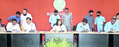 అధికారులు హాస్టళ్లను తనిఖీ చేయాలి