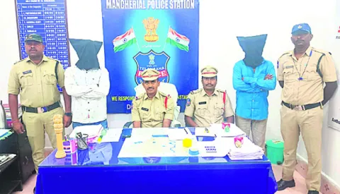 పోలీసులపై మందుబాబుల దాడి
