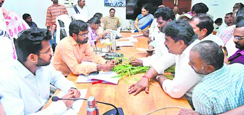 అర్జీల పరిష్కారంలో ప్రత్యేక శ్రద్ధ వహించాలి 