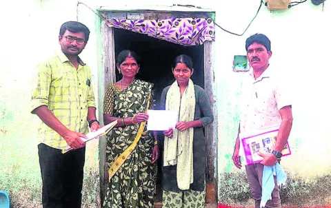 విద్యార్థుల ఇంటికి అధ్యాపకులు 