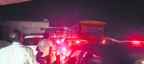 ఆర్వోబీ వద్ద ఆగమాగం