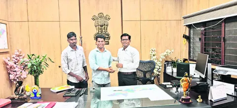 పాఠశాల అభివృద్ధికి కలెక్టర్‌ సాయం
