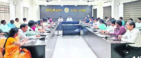 వసతి గృహాల్లో అధికారులు బస చేయాలి