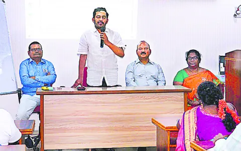 ఉద్యోగులు నైపుణ్యాలు మెరుగుపరుచుకోవాలి 