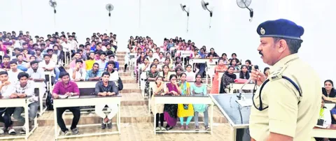 ప్రజావాణి ఫిర్యాదులను పరిష్కరించాలి 