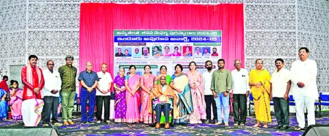 పురస్కారమందుకున్న  శాంతినారాయణ 