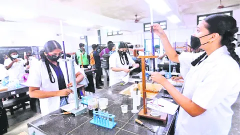 బోధనతోనే సరి.. ప్రయోగాలేవీ? 