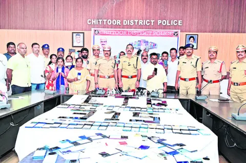 రూ.63 లక్షల విలువైన ఫోన్ల అప్పగింత 