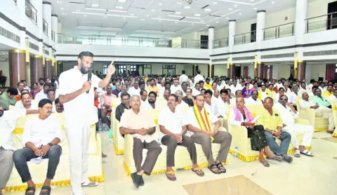 సొసైటీల్లో చేతివాటానికి చెక్‌ పెట్టాలి