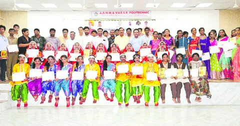 యువజనోత్సవాల్లో విజేతలకు బహుమతి ప్రదానం 