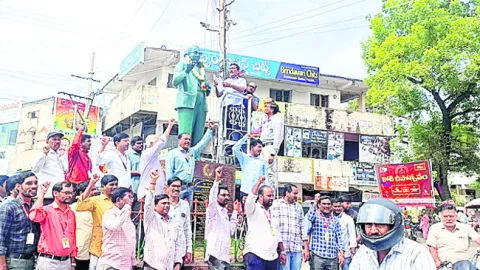 ఫీజు బకాయిలు చెల్లించండి