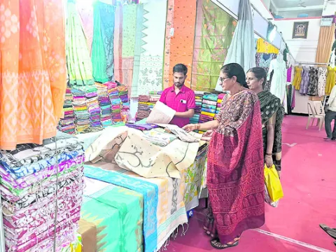 ఆకట్టుకుంటున్న కళా ప్రదర్శన