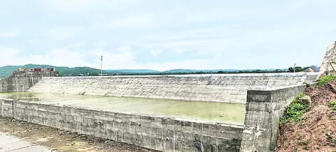 ముందుకు సాగని ‘సూరమ్మ’ కాలువలు