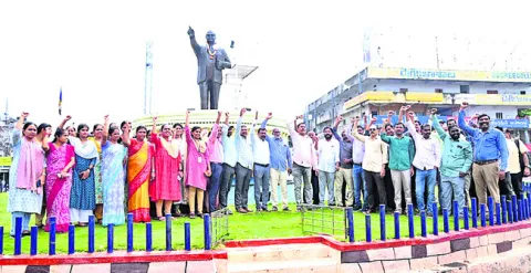 బకాయిలు చెల్లించాలని నిరసన