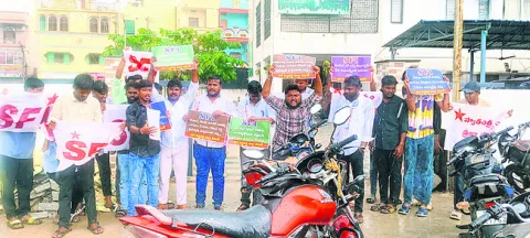 మంత్రి క్యాంపు కార్యాలయం ఎదుట ధర్నా 