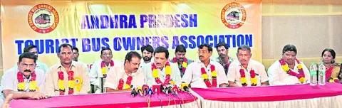 టూరిస్ట్‌ బస్సులకు గ్రీన్‌ ట్యాక్స్‌ మినహాయింపు ఇవ్వాలి