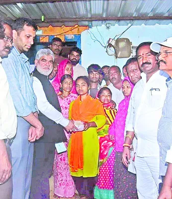 మృతురాలి కుటుంబానికి పరిహారం 