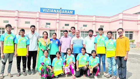 రాష్ట్ర స్థాయి బ్యాడ్మింటన్‌ పోటీలకు జిల్లా క్రీడాకారుల