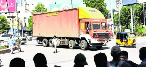 పట్టపగలు సిటీలోకి..